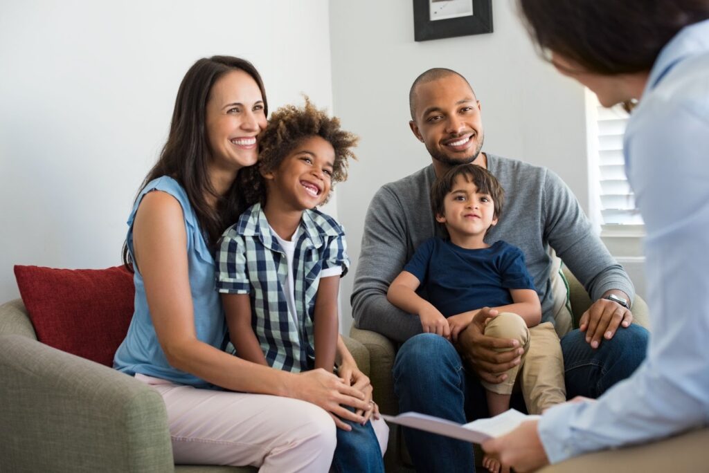 Parents with their young children consult a therapist at a family counseling center.
